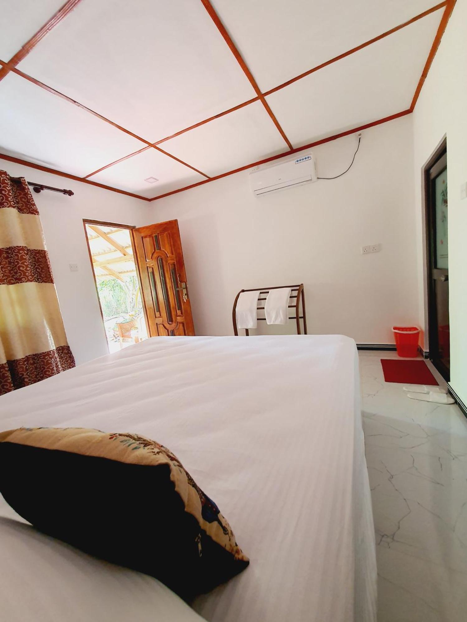 Jungle Eco Lodge & Safari Сигирия Екстериор снимка